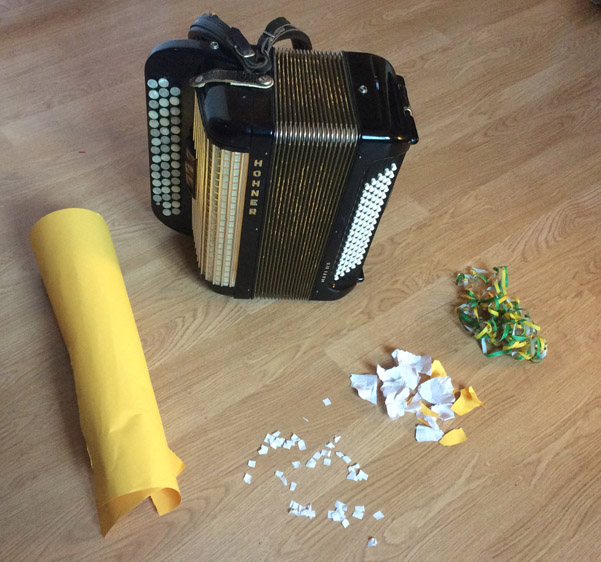 Bruitage avec accordeon et papier © Nicolas Titeux Sound design a partir d'objets de la maison